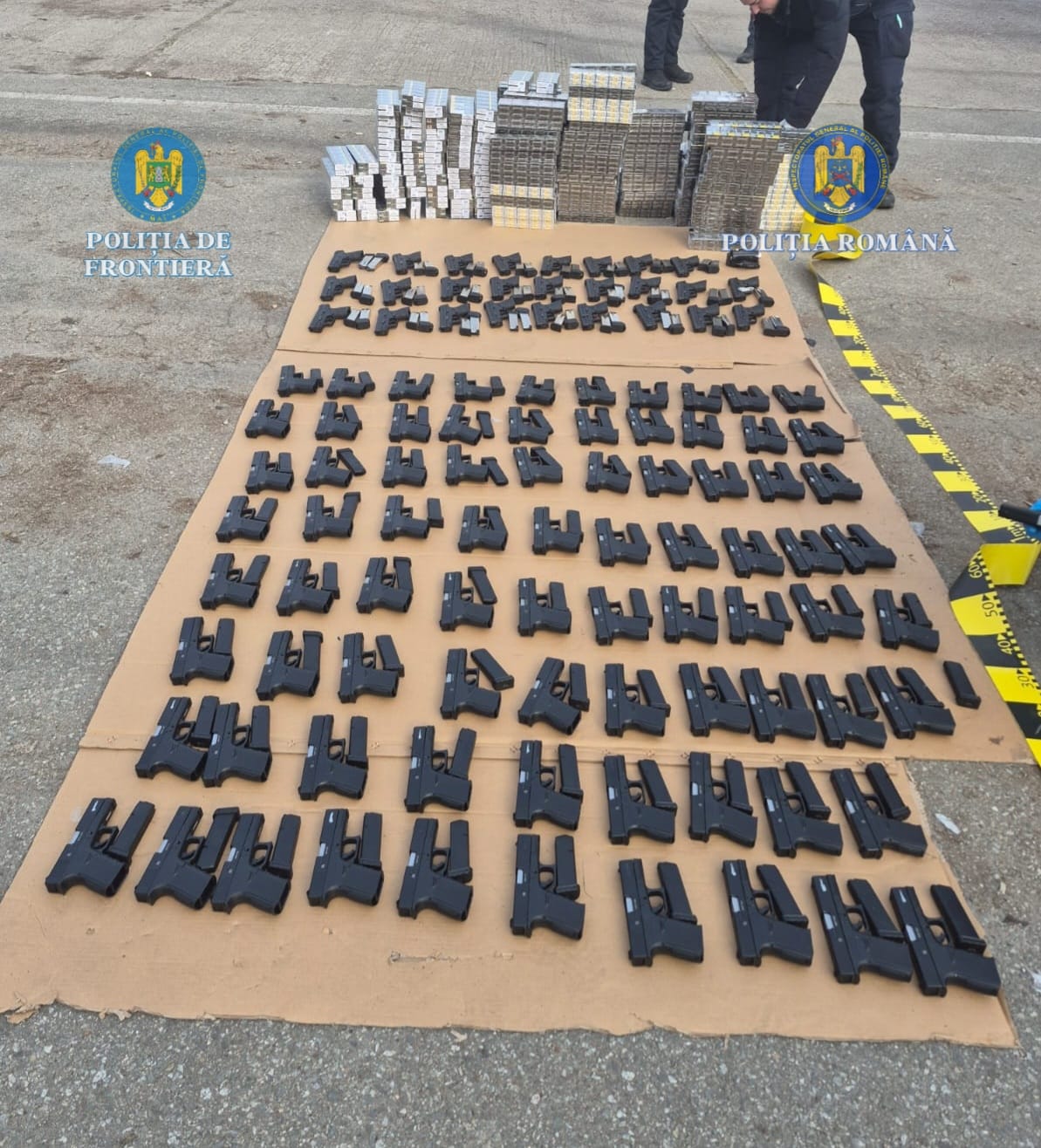 Captură impresionantă de arme și țigări de contrabandă la Calafat Un cetățean turc a fost reținut de polițiști la Calafat după descoperirea unui transport ilegal de peste o sută de pistoale, încărcătoare și zeci de mii de țigări de contrabandă