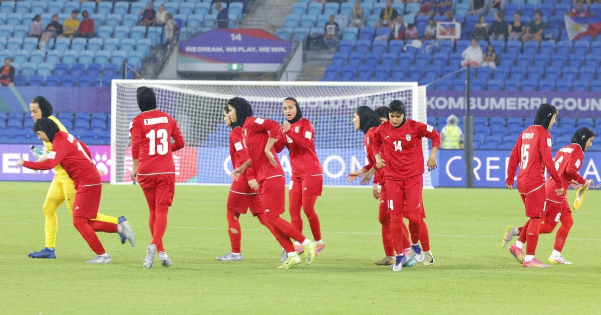 Australia acordă azil pentru jucătoarele iraniene de fotbal care au fugit de persecuție Canberra a răspuns rapid la solicitările de ajutor ale jucătoarelor iraniene de fotbal feminin