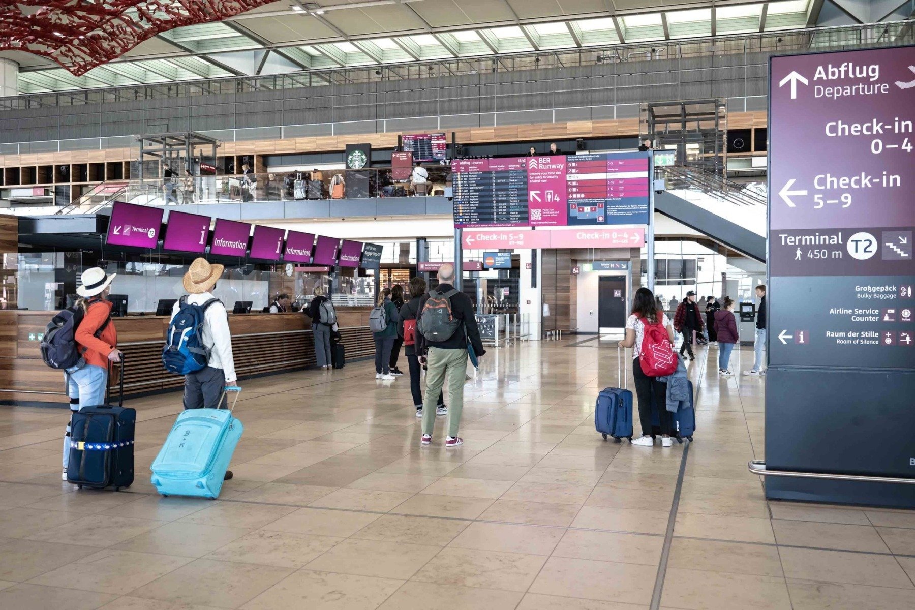 Alertă la Berlin: Aeroportul a suspendat zborurile din cauza unei drone Aeroportul din Berlin a fost nevoit să întrerupă temporar operațiunile miercuri, după ce o dronă a fost observată în apropierea sa, generând o alertă de securitate