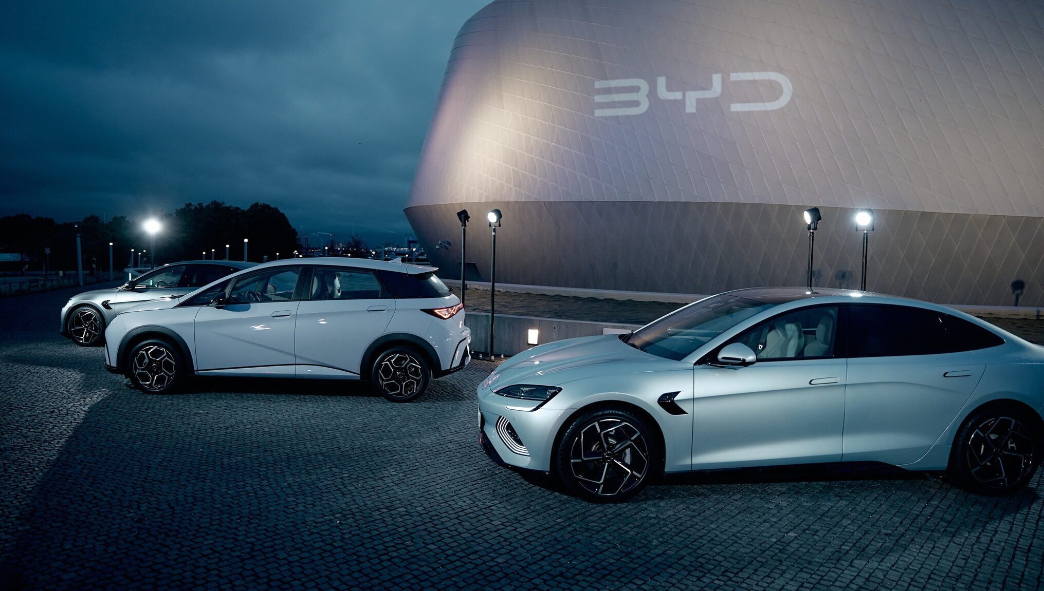 BYD, liderul chinez al mașinilor electrice, pierde teren în fața concurenței interne Producătorul auto chinez BYD a raportat o scădere semnificativă a vânzărilor în primele două luni ale anului 2026, indicând o intensificare a competiției pe piața vehiculelor electrice din China