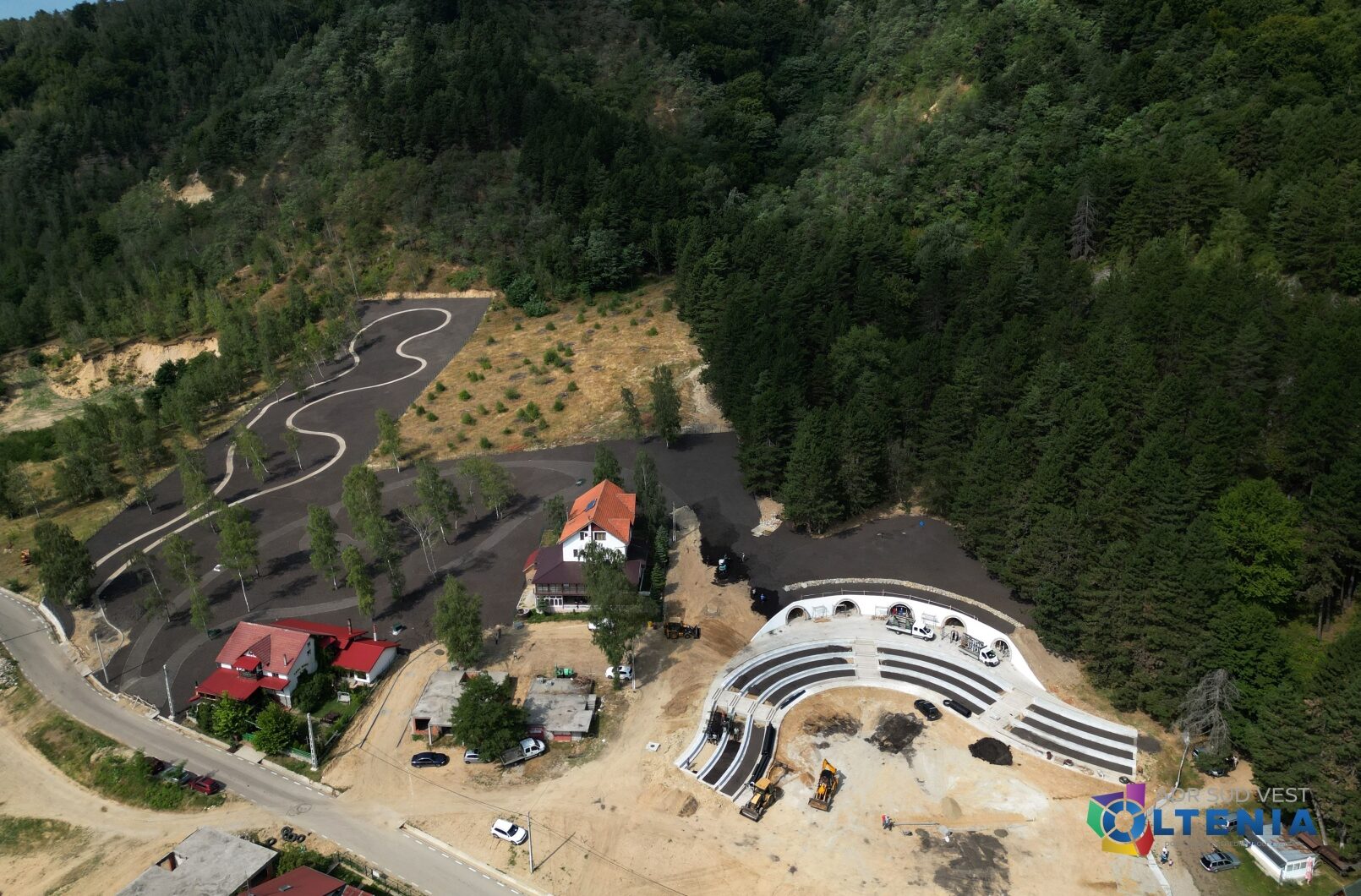 SALROM vrea să reia exploatarea de grafit la Baia de Fier, cu investiții propuse de peste 628 de milioane de euro Societatea Națională a Sării (SALROM) intenționează să reia exploatarea grafitului în zona Baia de Fier, județul Gorj, având în vedere cererea crescută de pe piața Uniunii Europene pentru această resursă, esențială în producția de baterii