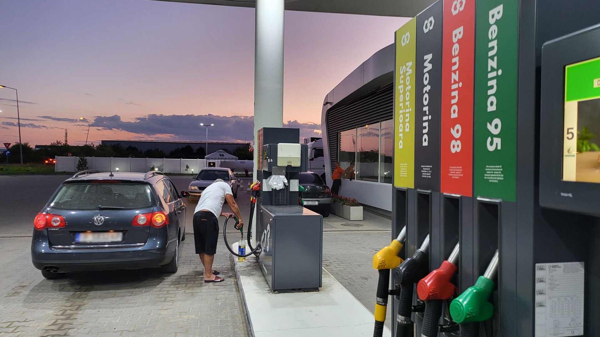 Aditivii de combustibil: soluții sau iluzii pentru motorul mașinii tale? Utilizarea aditivilor pentru combustibil și ulei a devenit o practică comună în rândul șoferilor, promisiunile producătorilor mergând de la curățarea injectoarelor până la îmbunătățirea performanțelor motorului