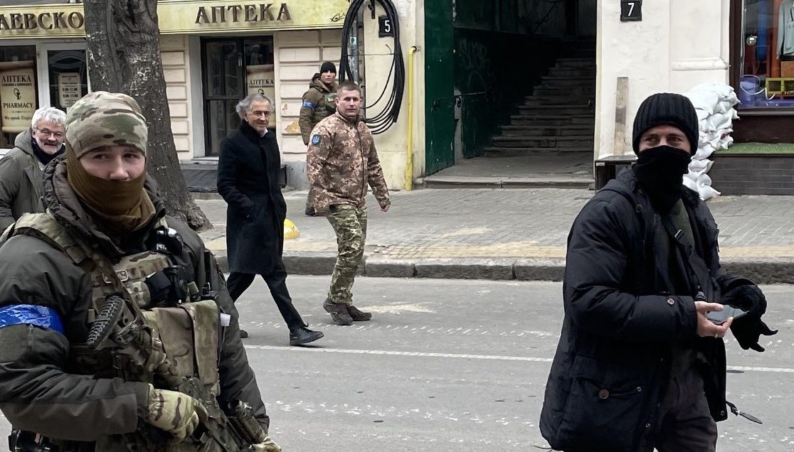 Filosoful Bernard-Henri Lévy: Occidentul ar fi putut grăbi victoria Ucrainei Filosoful francez Bernard-Henri Lévy consideră că Ucraina ar fi putut obține o victorie decisivă în războiul cu Rusia dacă țările occidentale ar fi oferit un ajutor mai consistent și ar fi acționat cu mai multă hotărâre