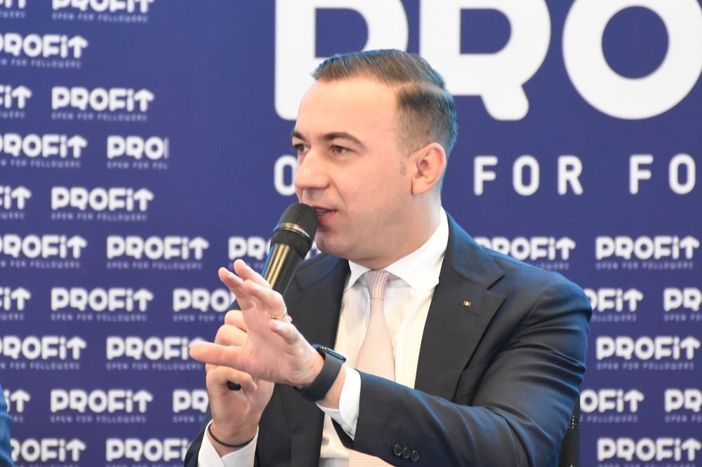 România, pregătită pentru o criză energetică? Rezervele de combustibil și prețurile în creștere Ministrul Energiei, Bogdan Ivan, a declarat că România deține rezerve strategice de combustibil care ar putea acoperi necesarul țării pentru cinci luni, în cazul unei crize majore