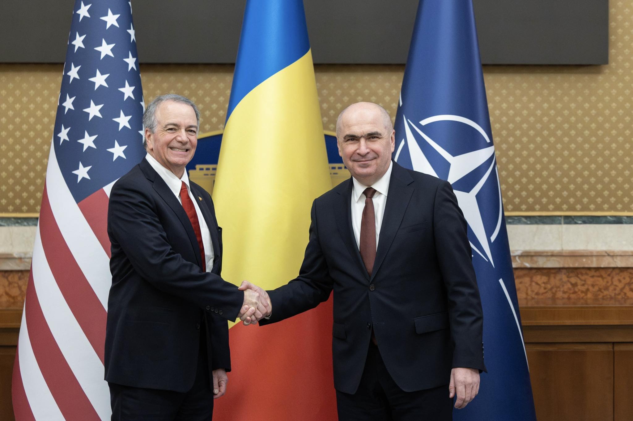 Bolojan și noul ambasador american discută despre consolidarea parteneriatului strategic Premierul Ilie Bolojan s-a întâlnit joi cu noul ambasador al Statelor Unite ale Americii în România, Darryl Nirenberg, pentru o vizită de prezentare la Palatul Victoria