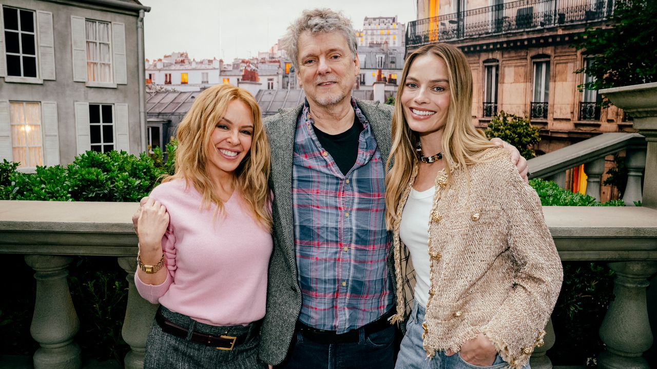 Margot Robbie dezvăluie secrete din viața ei de fan Kylie, dar și detalii despre costumele din filme Margot Robbie, actrița australiană cunoscută pentru rolurile sale în filme precum „Barbie” și „Suicide Squad”, a împărtășit recent detalii inedite despre pasiunile sale și despre experiențele de pe platourile de filmare