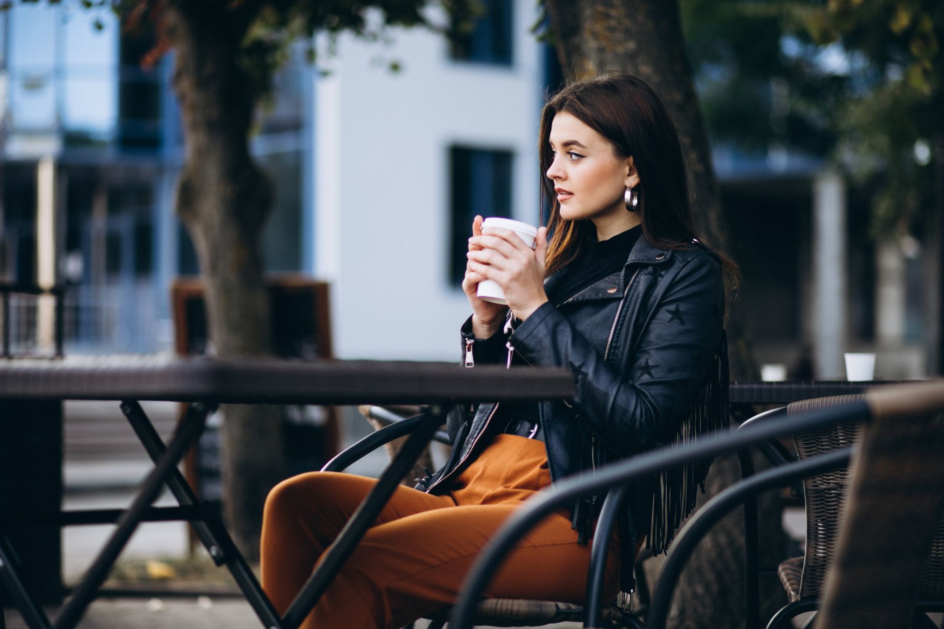 Cafeaua, un aliat neașteptat în lupta cu bolile: cercetătorii explorează noi tratamente cu ajutorul editării genetice Oamenii de știință de la Universitatea Texas A&M au dezvoltat o metodă inovatoare de tratament pentru boli cronice, combinând cafeina cu tehnologia CRISPR, un instrument puternic de editare genetică