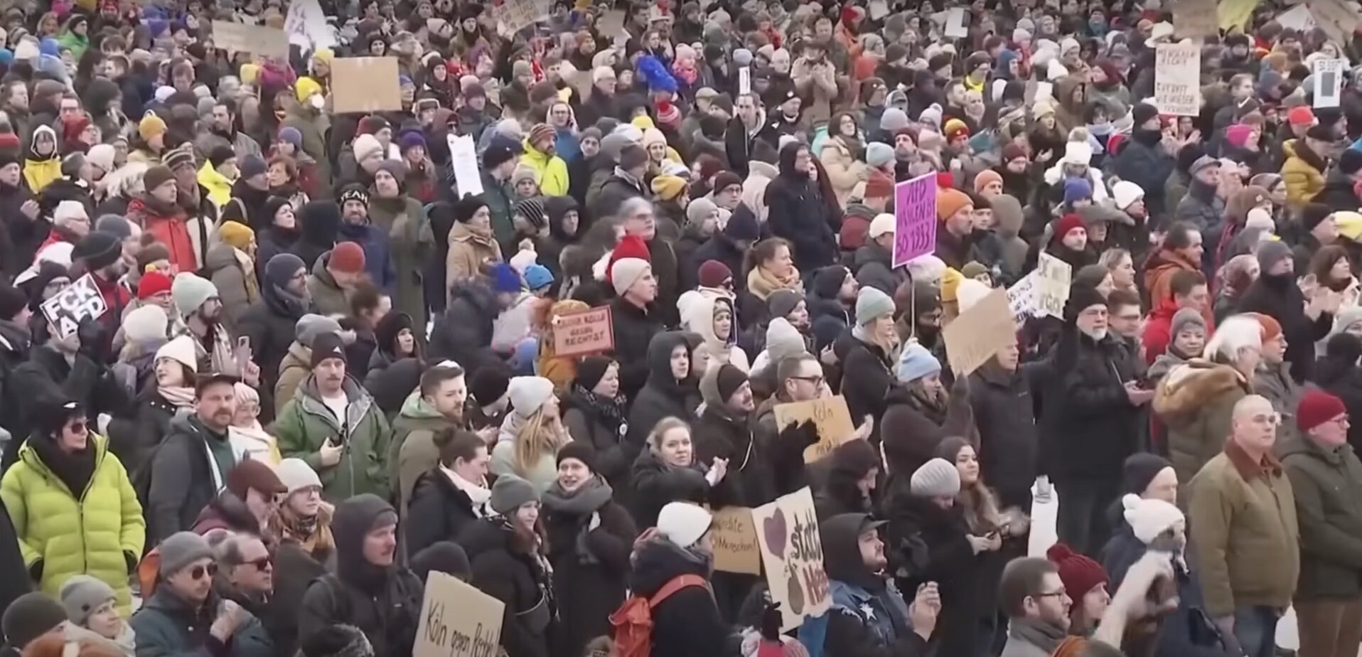 Mii de tineri germani au protestat împotriva reintroducerii serviciului militar obligatoriu Mii de elevi și adolescenți din Germania au ieșit joi în stradă pentru a protesta față de noua lege a serviciului militar, care prevede, printre altele, un chestionar obligatoriu pentru toți tinerii de 18 ani