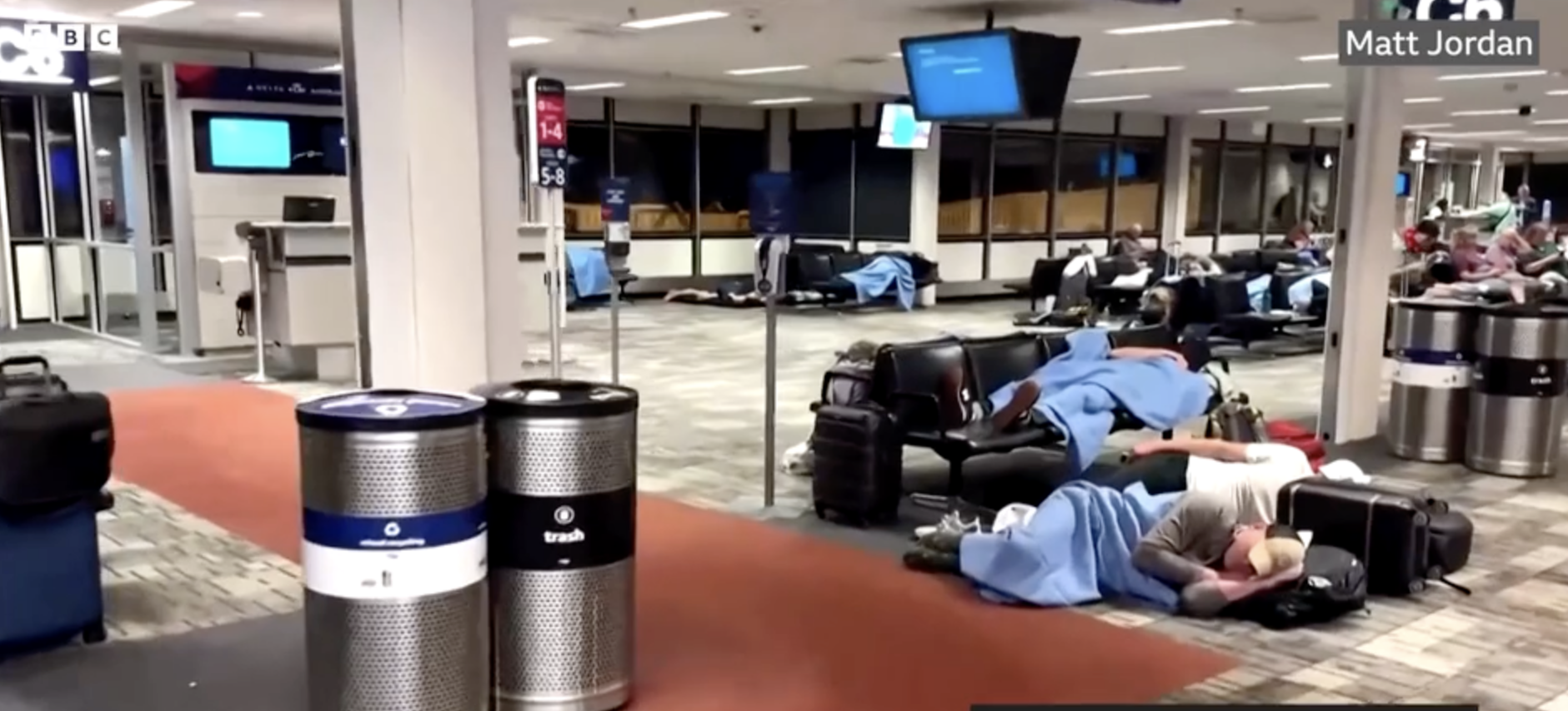 Agenți ICE trimiși pe aeroporturi din SUA din cauza blocajului bugetar Washingtonul se confruntă cu o criză de personal în domeniul securității pe aeroporturi, iar autoritățile au recurs la o soluție controversată