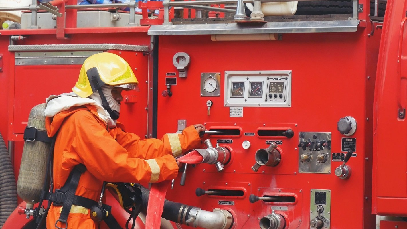 Cât câștigă un pompier debutant în România: salariu și sporuri în 2026 Un pompier aflat la început de carieră în România va avea un venit lunar net cuprins, în general, între 3.500 și 4.000 de lei în anul 2026