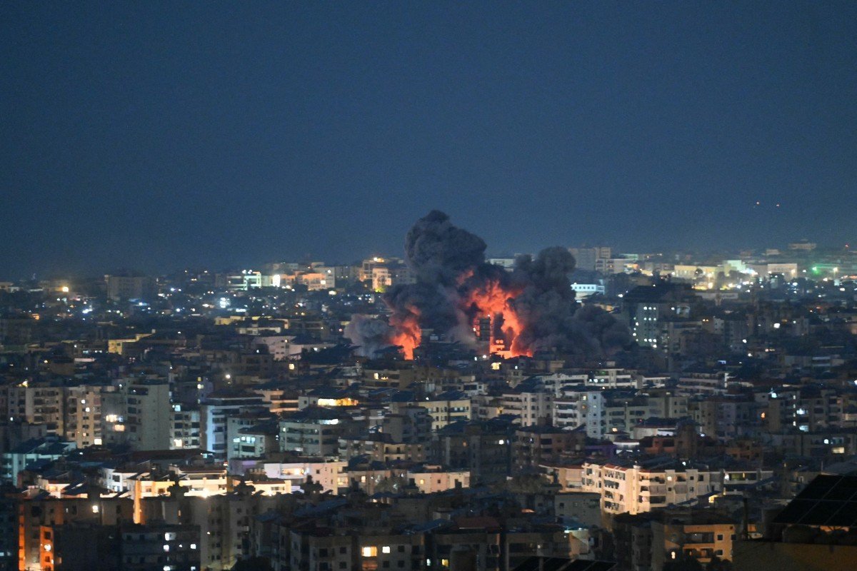 România activează mecanismul european de protecție civilă pentru a repatria cetățenii din Orientul Mijlociu Autoritățile române au activat mecanismul de protecție civilă al Uniunii Europene, o măsură ce va facilita repatrierea cetățenilor români aflați în Orientul Mijlociu