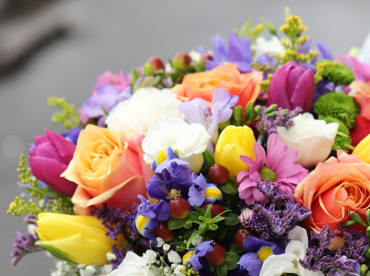 În pragul Zilei Femeii, bărbații caută să transmită mesaje speciale prin intermediul florilor, iar alegerea buchetului devine o modalitate de a exprima sentimente diverse, de la iubire pasională la respect și apreciere