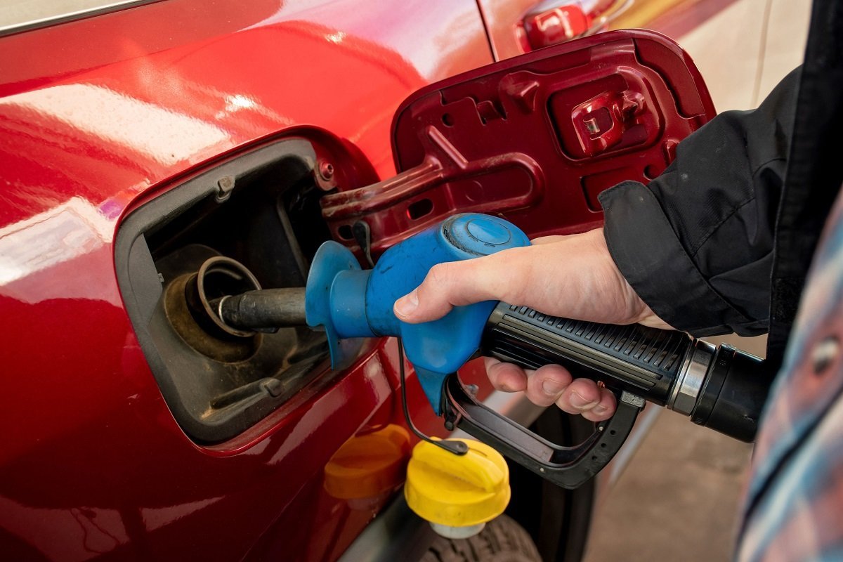 Guvernul pregătește măsuri pentru a limita prețul carburanților, pe fondul scumpirii petrolului Prețurile carburanților ar putea crește semnificativ în România, pe fondul creșterii prețului petrolului la nivel global