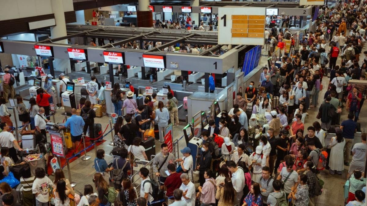 Români blocați în Dubai, despre explozii: Autoritățile invocă „sunete îndepărtate”