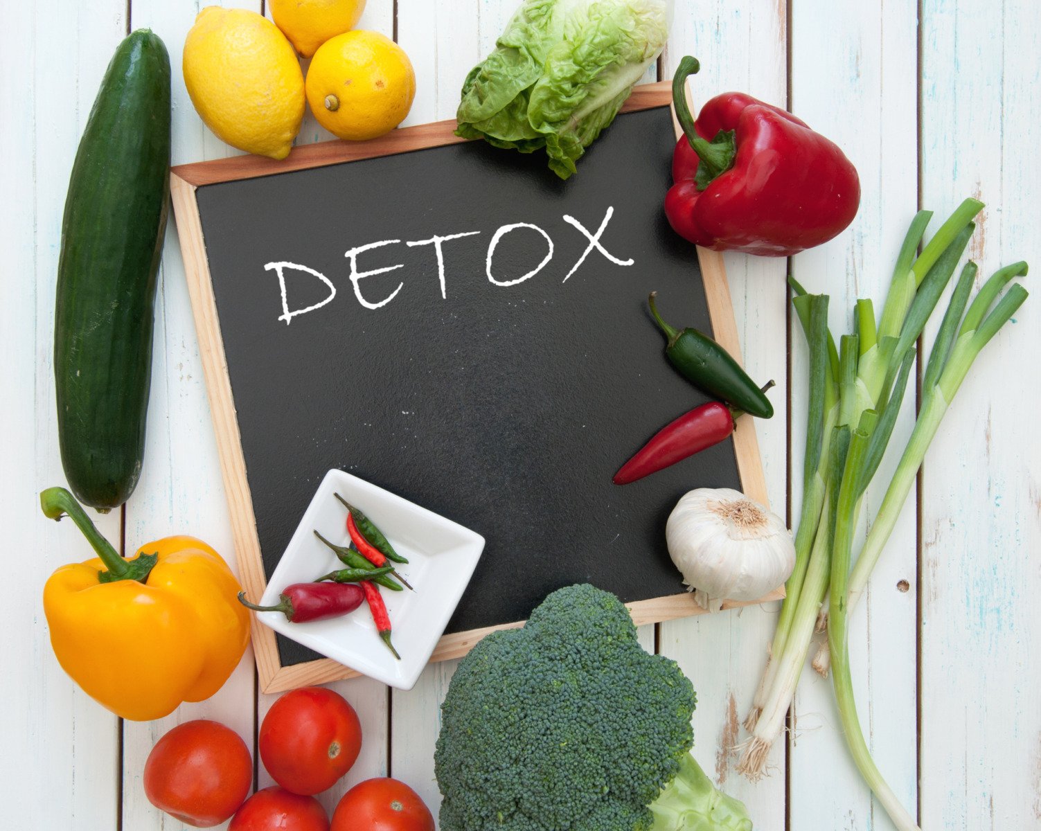 Detoxul de primăvară: un restart pentru organism sau o iluzie? Odată cu sosirea primăverii, mulți români se întreabă dacă este momentul pentru o cură de detoxifiere, un ritual menit să „curețe” organismul după iarna, perioadă asociată cu o alimentație mai bogată și mai puține mișcare