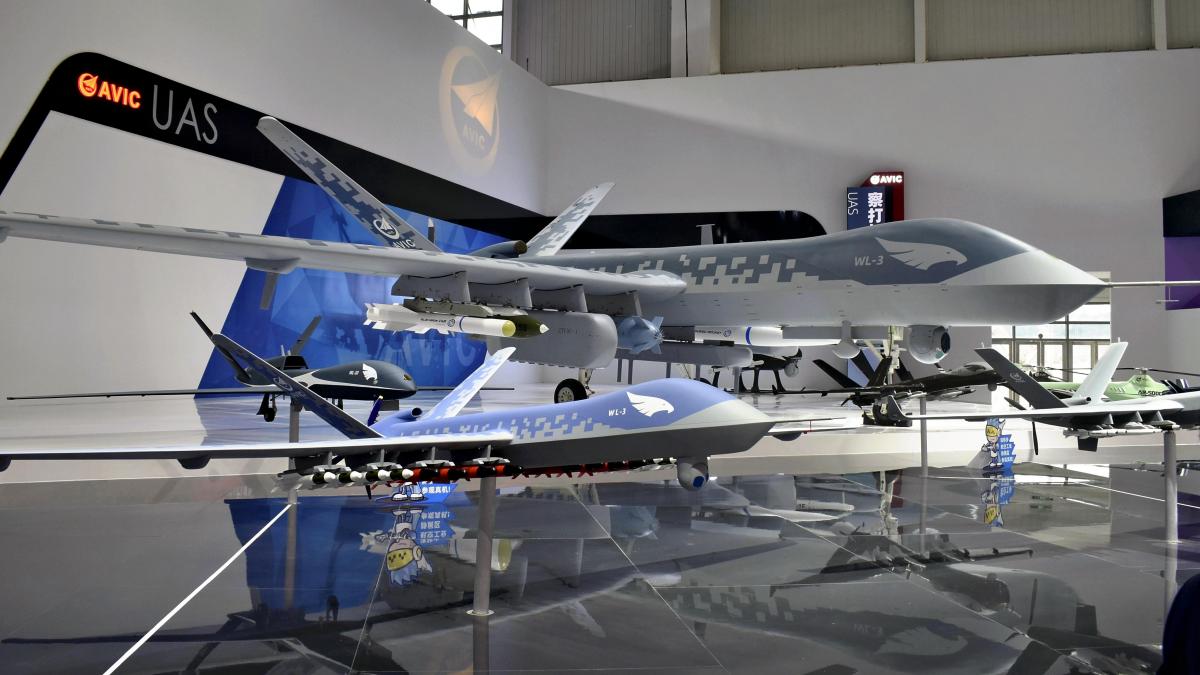 SUA, în ofsaid: Arabia Saudită alege dronele chinezești în mega-contract militar de 5 miliarde de dolari Arabia Saudită a încheiat un acord major cu China, în valoare de 5 miliarde de dolari, pentru producția locală de drone militare