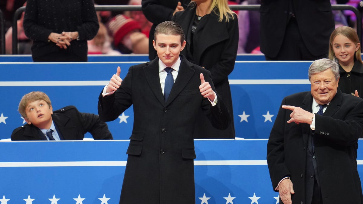 Viktor Knavs, tatăl Melaniei Trump, un sprijin constant pentru nepotul său, Barron De-a lungul evenimentelor importante din viața familiei Trump, Viktor Knavs, tatăl Melaniei Trump, a fost adesea o prezență constantă, în special alături de nepotul său, Barron Trump