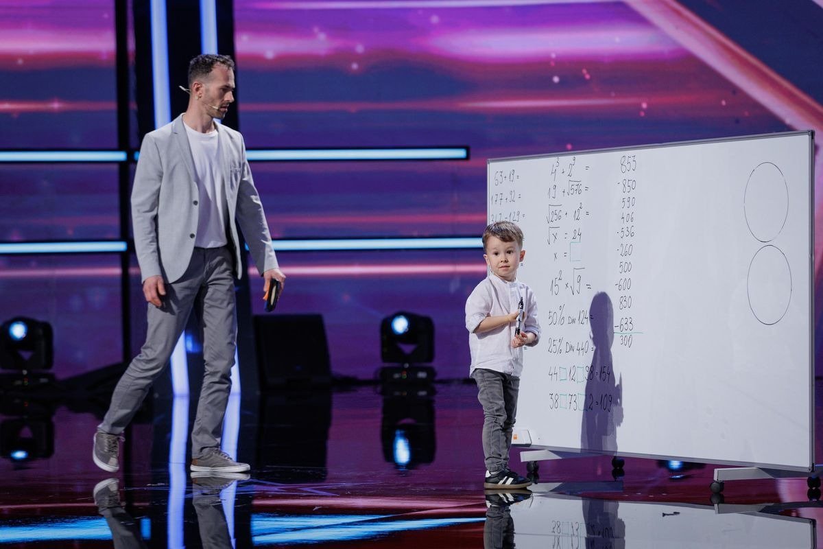 Albert Pascotescu, puștiul-fenomen care uimește juriul „românii au talent” Albert Pascotescu, un copil de aproape cinci ani, a impresionat jurații și publicul emisiunii „Românii au talent” prin abilitățile sale ieșite din comun