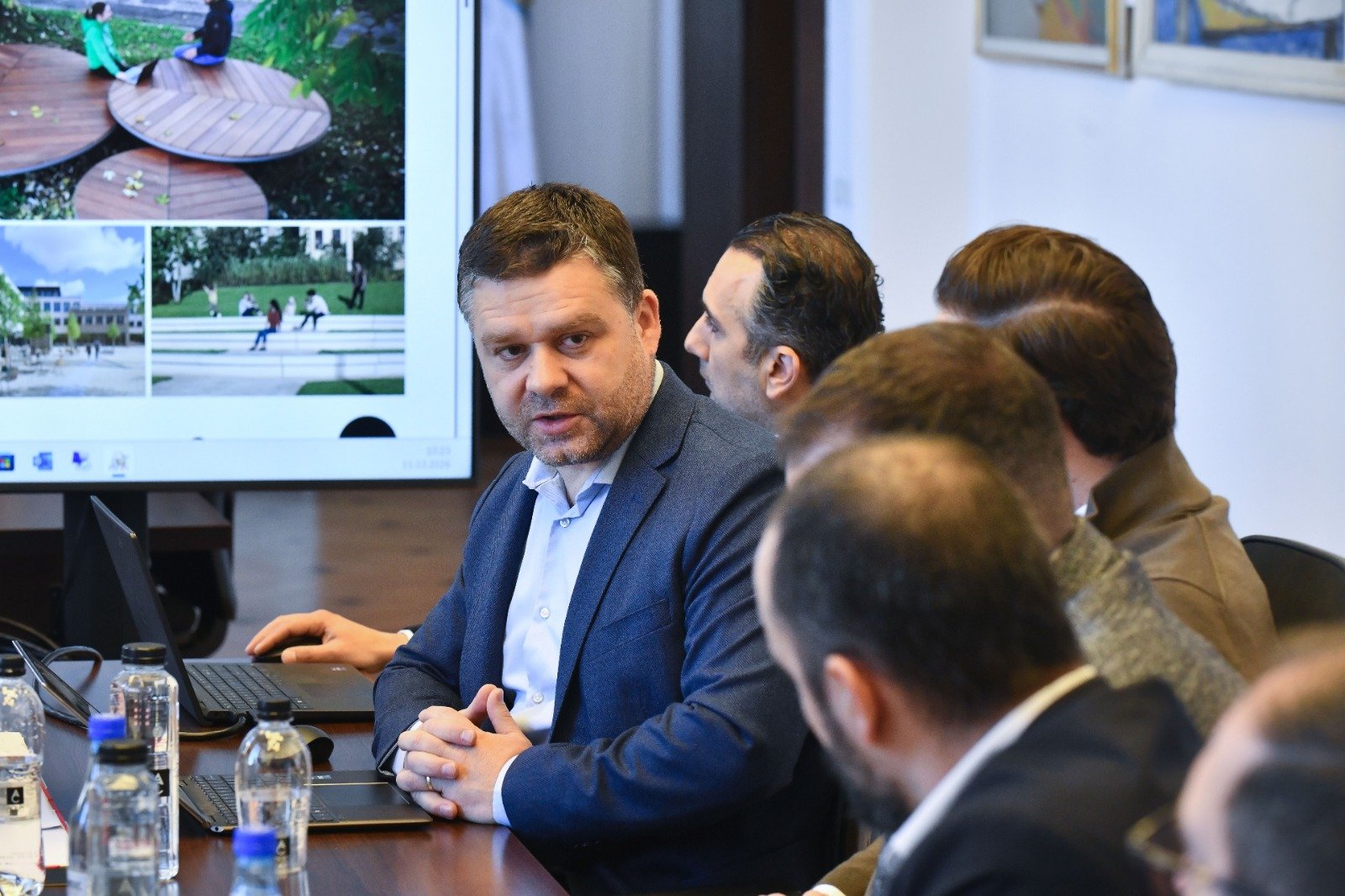 Ciucu și Hopincă discută despre reconfigurarea unor bulevarde și parcuri din capitală Primarul general al Capitalei, Ciprian Ciucu, și primarul Sectorului 2, Rareș Hopincă, au avut o întâlnire de lucru miercuri, axată pe proiecte prioritare pentru dezvoltarea urbană a sectorului