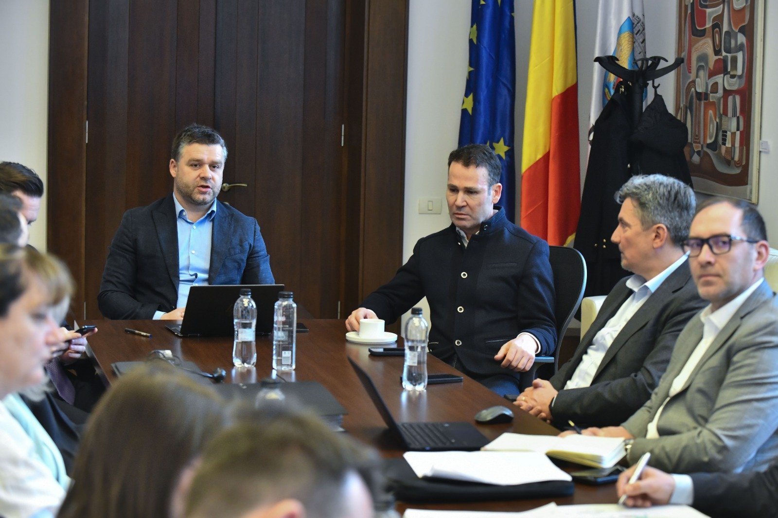 Ciucu și Negoiță, acord de colaborare pentru proiecte de infrastructură în București Primarul Capitalei, Ciprian Ciucu, și edilul Sectorului 3, Robert Negoiță, au avut o întâlnire de lucru pentru a stabili o strategie comună de dezvoltare a infrastructurii rutiere în București