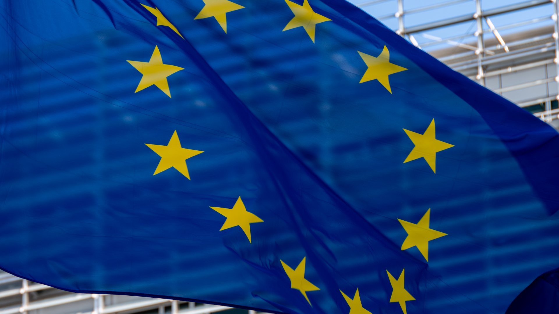 România primește 150 de milioane de euro pentru investiții în stocarea energiei electrice Comisia Europeană a aprobat o schemă de ajutor de stat prin care România va beneficia de 150 de milioane de euro pentru instalarea de capacități de stocare a energiei electrice