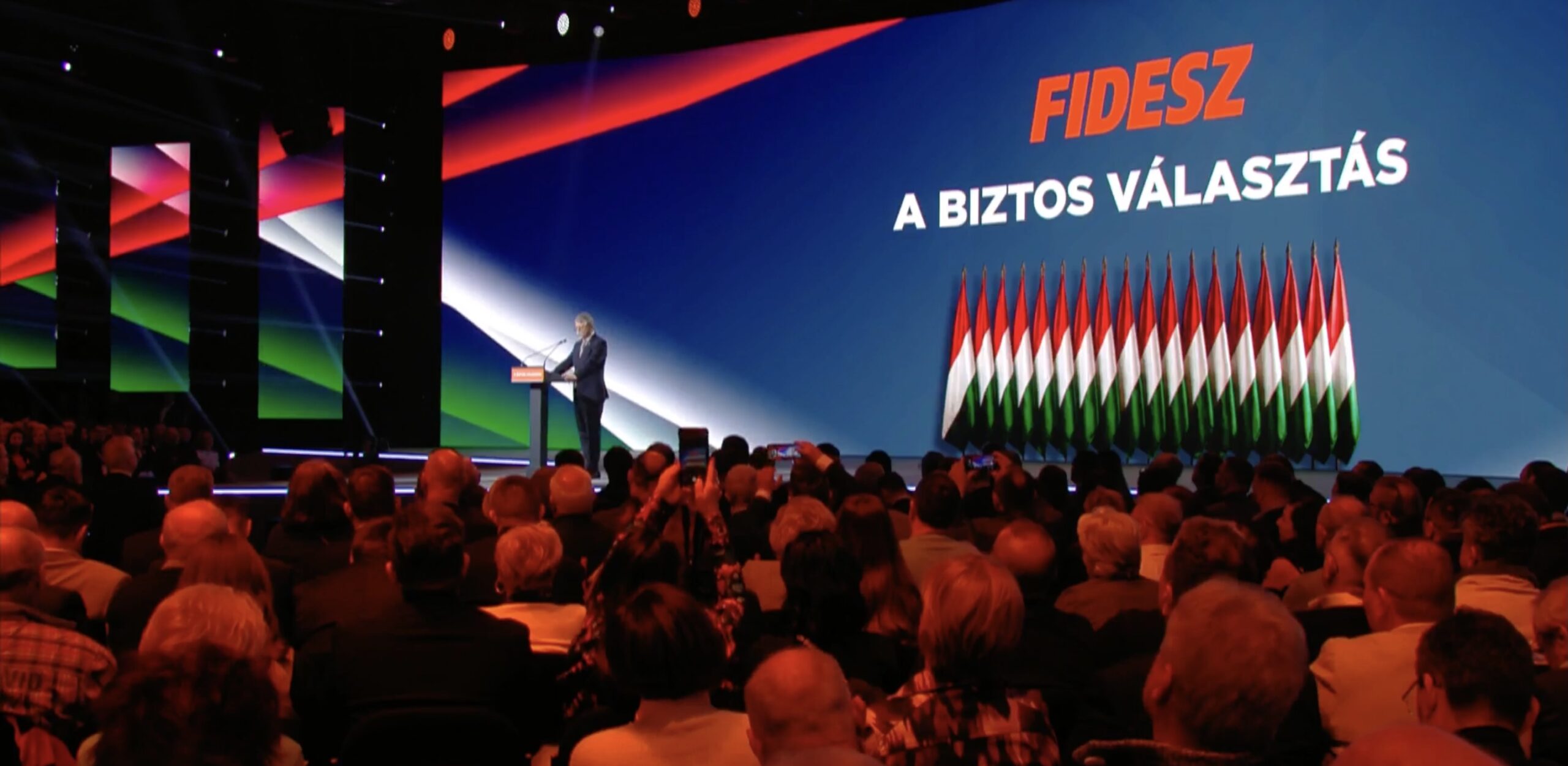 Tineri din Transilvania, mobilizați pentru a face campanie electorală pentru FIDESZ în Ungaria Un grup de tineri din județele Mureș și Satu Mare au fost aduși în mod organizat în orașul Szolnok, Ungaria, pentru a participa la campania electorală a partidului FIDESZ