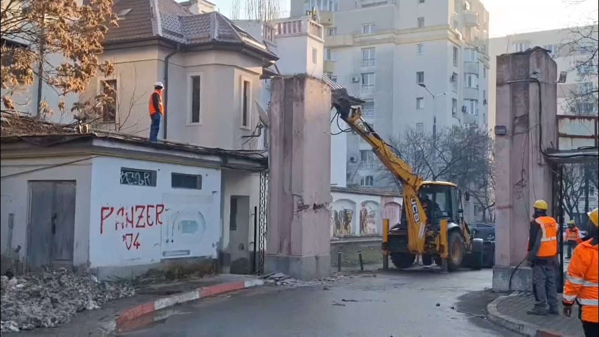 Demolările continuă la stadionul Dinamo: porțile au cedat, drumul spre noua arenă se deschide S-a dat startul demolărilor la porțile stadionului Dinamo din „Ștefan cel Mare”, marcând un pas important în pregătirea terenului pentru construirea noii arene