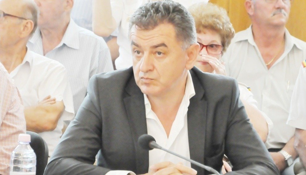Primarul Piteștiului, Cristian Gentea, a lansat un atac dur la adresa parlamentarilor PSD de Argeș, acuzându-i că nu contribuie la dezvoltarea orașului, dar se laudă cu alocări de fonduri