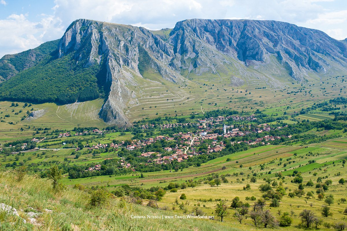 Motociclist maghiar găsit mort pe Piatra Secuiului Un bărbat în vârstă de 38 de ani, cetățean maghiar, a decedat joi seară pe Masivul Piatra Secuiului, în zona Grota Studentului