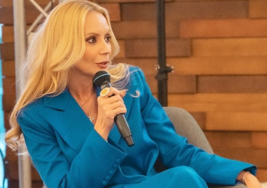 Daciana Sârbu acuză Ministerul de Externe că a împiedicat-o pe fiica ei să se întoarcă în țară Fosta europarlamentară Daciana Sârbu a declarat că va depune plângere penală împotriva ministrului de Externe, Oana Țoiu