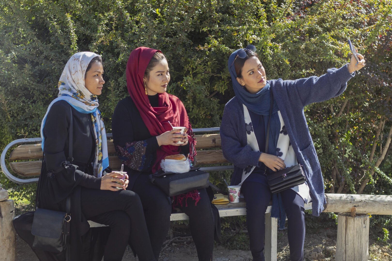 Aplicațiile care modelează viața de zi cu zi în Iran În Iran, țară cu o populație de aproximativ 93 de milioane de locuitori, accesul la aplicații și platforme digitale este un univers complex