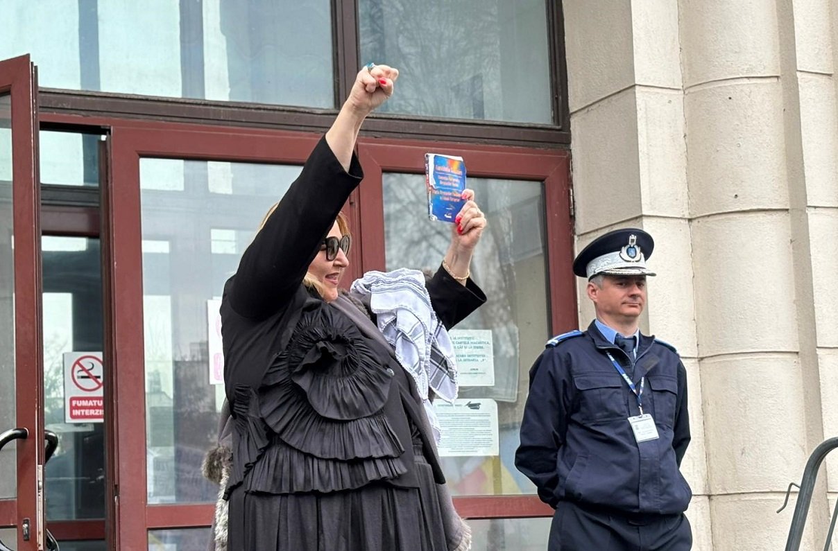 Diana Șoșoacă, europarlamentar și personaj controversat, s-a prezentat luni dimineață la Parchetul General, unde va fi supusă unei expertize psihiatrice