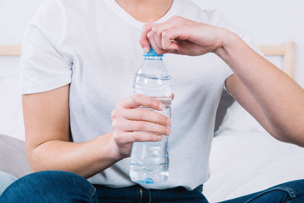 Apă îmbuteliată versus apă de la robinet: Studiul care atrage atenția asupra riscurilor microplasticelor Un nou studiu științific, realizat de cercetători de la Universitatea Concordia din Canada, arată că persoanele care consumă apă îmbuteliată înghit anual cu peste 90.000 de particule de microplastic mai mult decât cele care beau apă de la robinet
