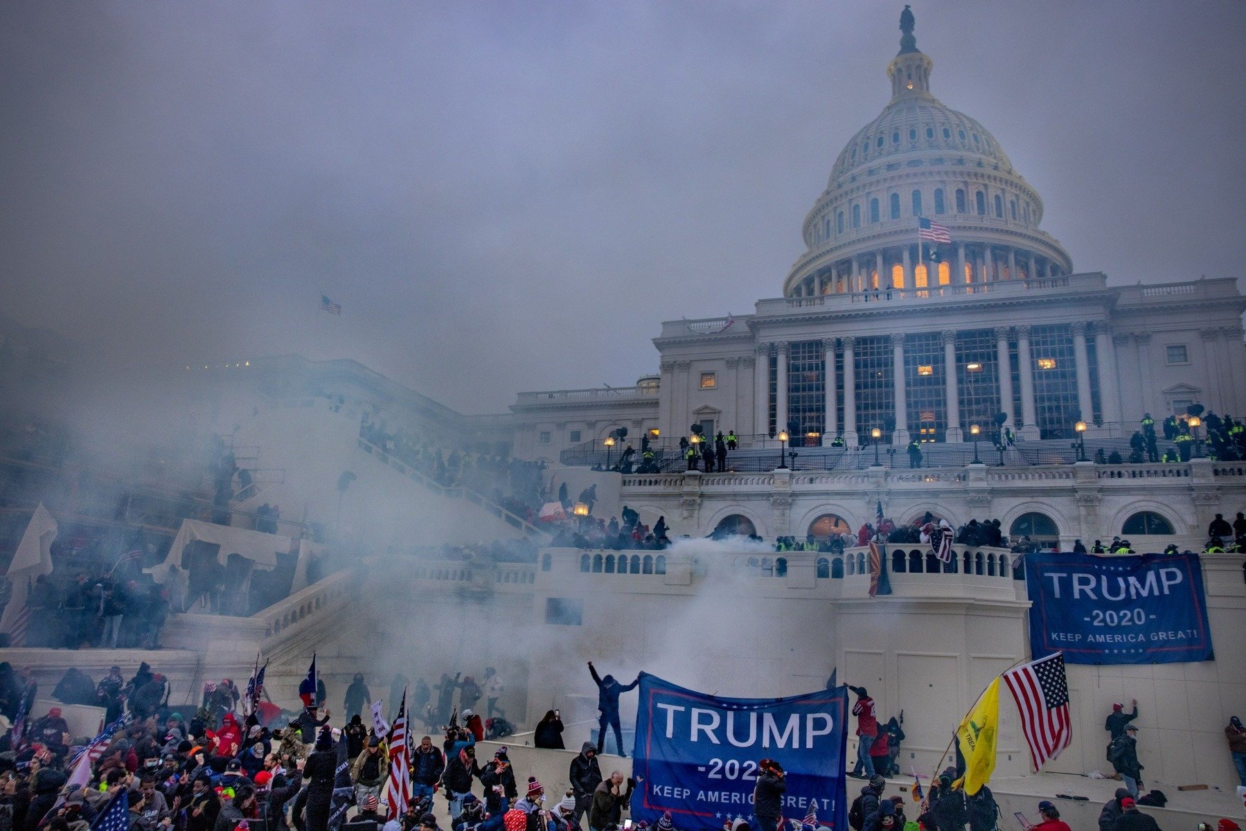 Un bărbat care a participat la asaltul asupra Capitoliului SUA din 6 ianuarie 2021 și care a fost grațiat de fostul președinte Donald Trump a fost condamnat la patru ani de închisoare pentru deținerea de materiale pornografice cu minori