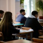 Elevii află notele de la simularea Evaluării Naționale