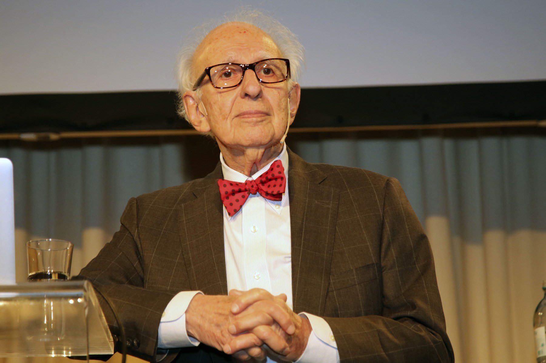 Eric Kandel, laureat al Premiului Nobel, a demonstrat că învățarea și memoria modifică fizic conexiunile din creier