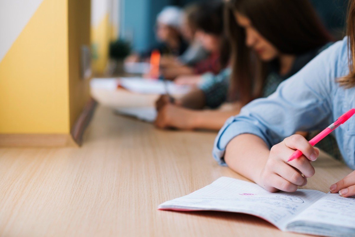 Simulările examenelor naționale, perturbate de protestul profesorilor Simulările examenelor naționale ar putea fi serios afectate, au avertizat marți reprezentanții Federației Sindicatelor Libere din Învățământ (FSLI) și ai Federației Sindicatelor din Educație „Spiru Haret” (FSE)