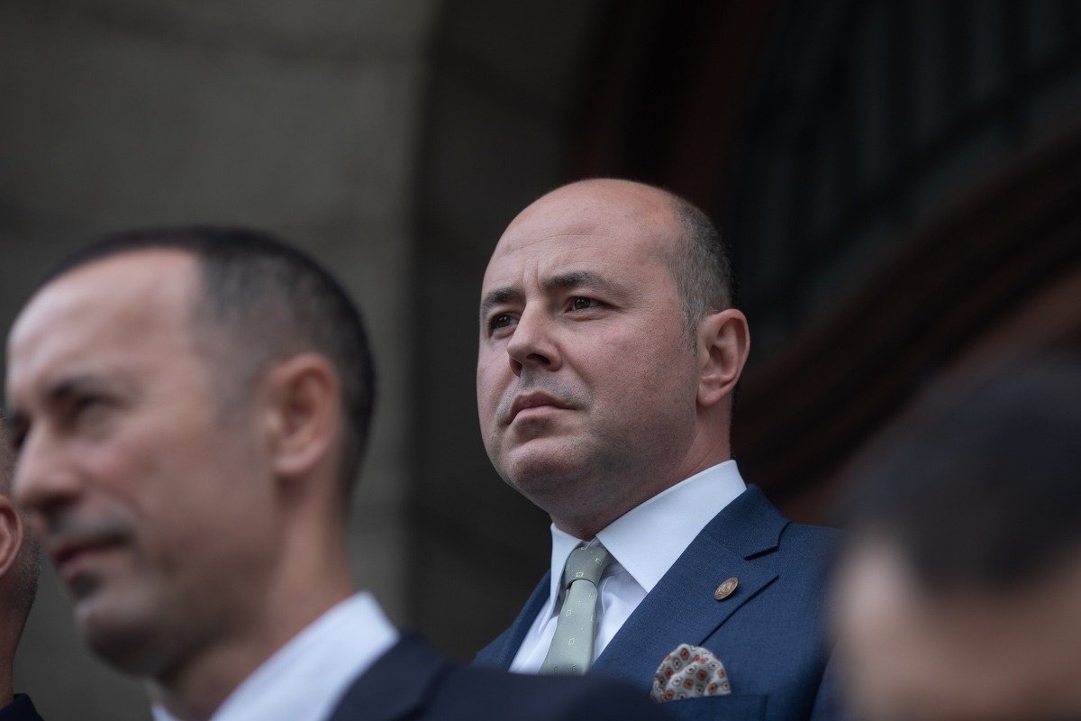 Muraru (PNL): PSD și AUR complotează pentru a-l îndepărta pe Bolojan prin bugetul pe 2026 Alexandru Muraru, președintele PNL Iași, a lansat duminică acuzații grave la adresa PSD și AUR, sugerând o înțelegere secretă între cele două partide pentru a-l înlătura pe Ilie Bolojan, premierul desemnat