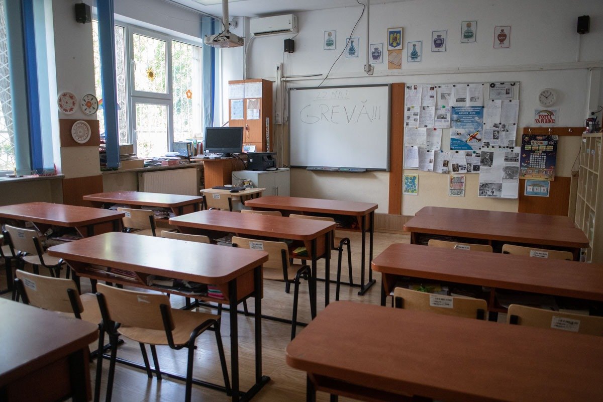 Prefectul de Vaslui acuză sindicatele de presiuni asupra profesorilor în timpul simulărilor Prefectul județului Vaslui, Eduard Popica, a declarat miercuri că a primit informații conform cărora reprezentanți ai sindicatelor din educație ar fi exercitat presiuni asupra unor profesori, obligându-i să boicoteze simulările examenelor naționale