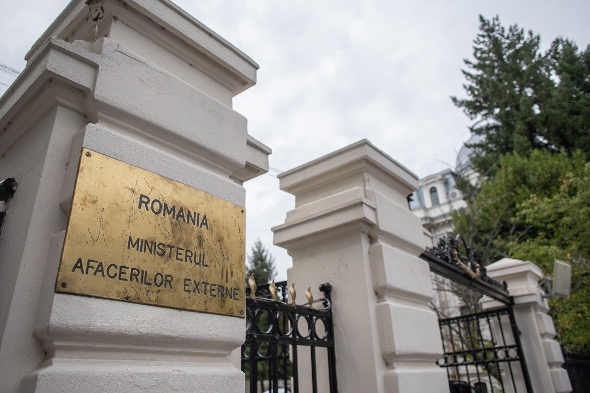MAE, victima unui atac cibernetic de tip ddos Ministerul Afacerilor Externe (MAE) a raportat un atac cibernetic de tip Distributed Denial of Service (DDoS) care a vizat platformele eviza.mae.ro și econsulat.ro, în după-amiaza zilei de 13 martie și în dimineața zilei de 14 martie