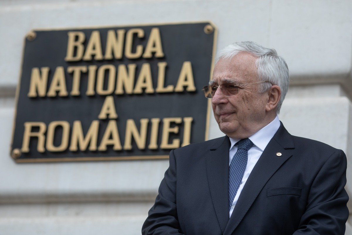 Isărescu avertizează asupra riscurilor deficitului fiscal Guvernatorul Băncii Naționale a României (BNR), Mugur Isărescu, a atras atenția asupra necesității urgente de a corecta deficitul fiscal, avertizând că România riscă să piardă progresele economice realizate în ultima perioadă