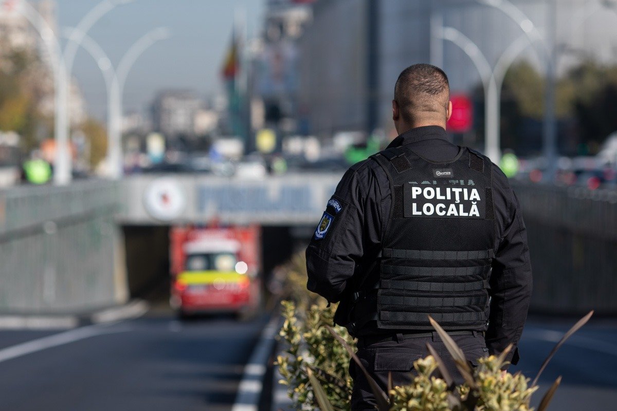 Femeie plasată sub control judiciar după ce ar fi lovit un polițist local cu mașina O femeie de 58 de ani a fost plasată sub control judiciar pentru 60 de zile, fiind cercetată pentru ultraj, după ce ar fi lovit cu mașina un polițist local în Sectorul 5 al Capitalei