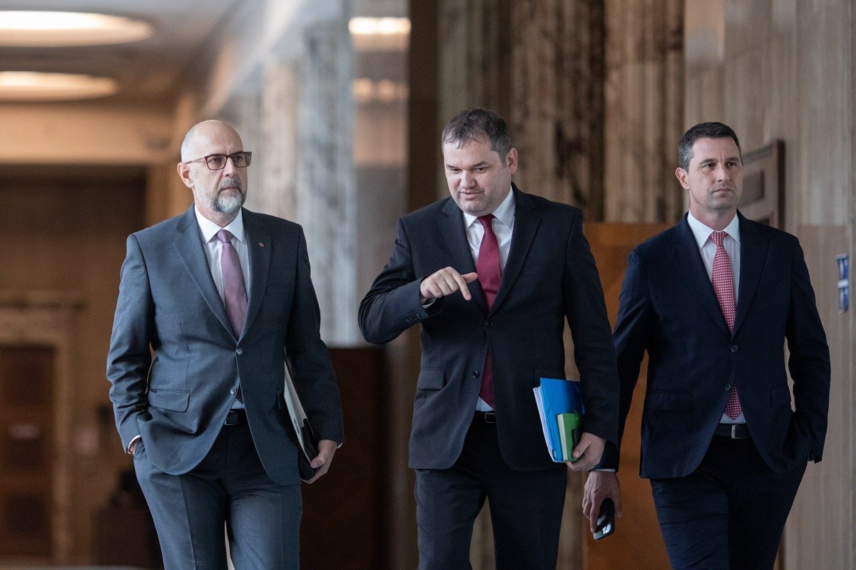 UDMR exclude o ieșire de la guvernare și pledează pentru stabilitate Ministrul Dezvoltării, Lucrărilor Publice și Administrației, Attila Cseke, a declarat miercuri, în județul Harghita, că Uniunea Democrată a Maghiarilor din România (UDMR) nu intenționează să părăsească actuala coaliție de guvernare