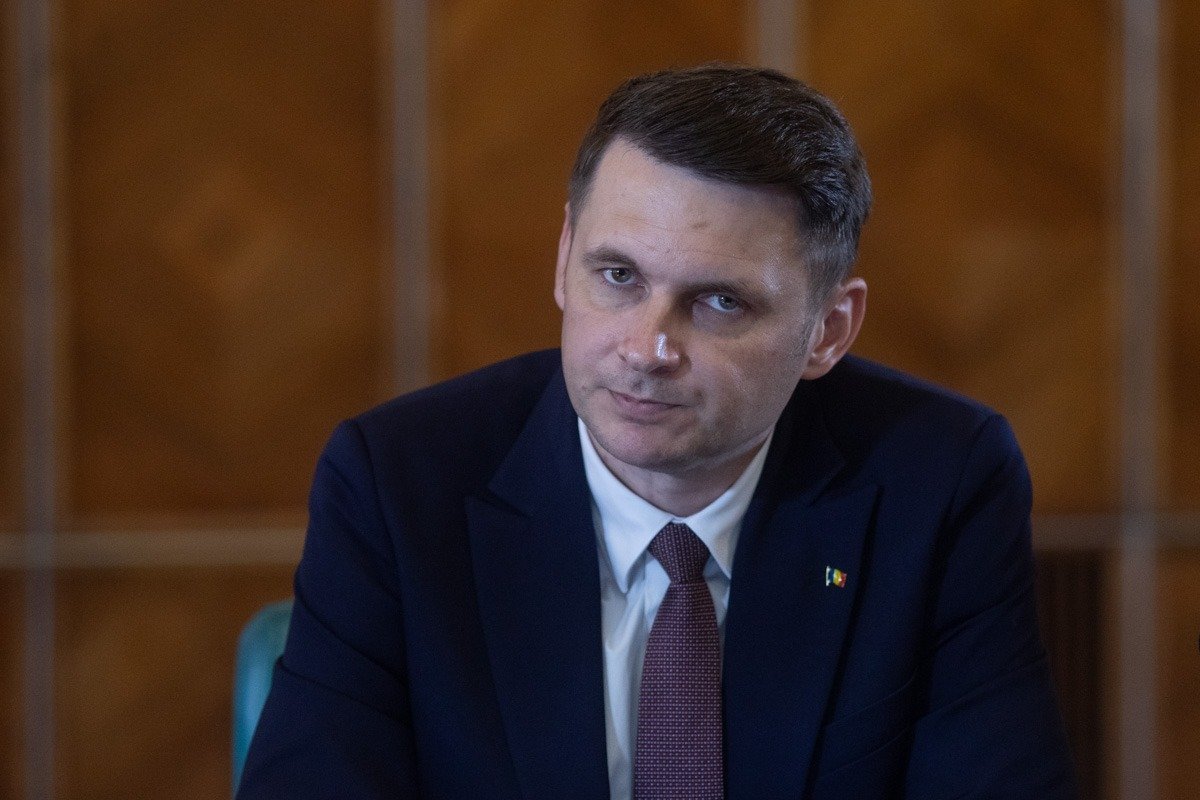 Abrudean: PNL susține ferm programul de guvernare și pe Bolojan Președintele Senatului, Mircea Abrudean, a declarat luni că Partidul Național Liberal (PNL) nu se lasă influențat de acțiunile Partidului Social Democrat (PSD) în ceea ce privește desemnarea premierului