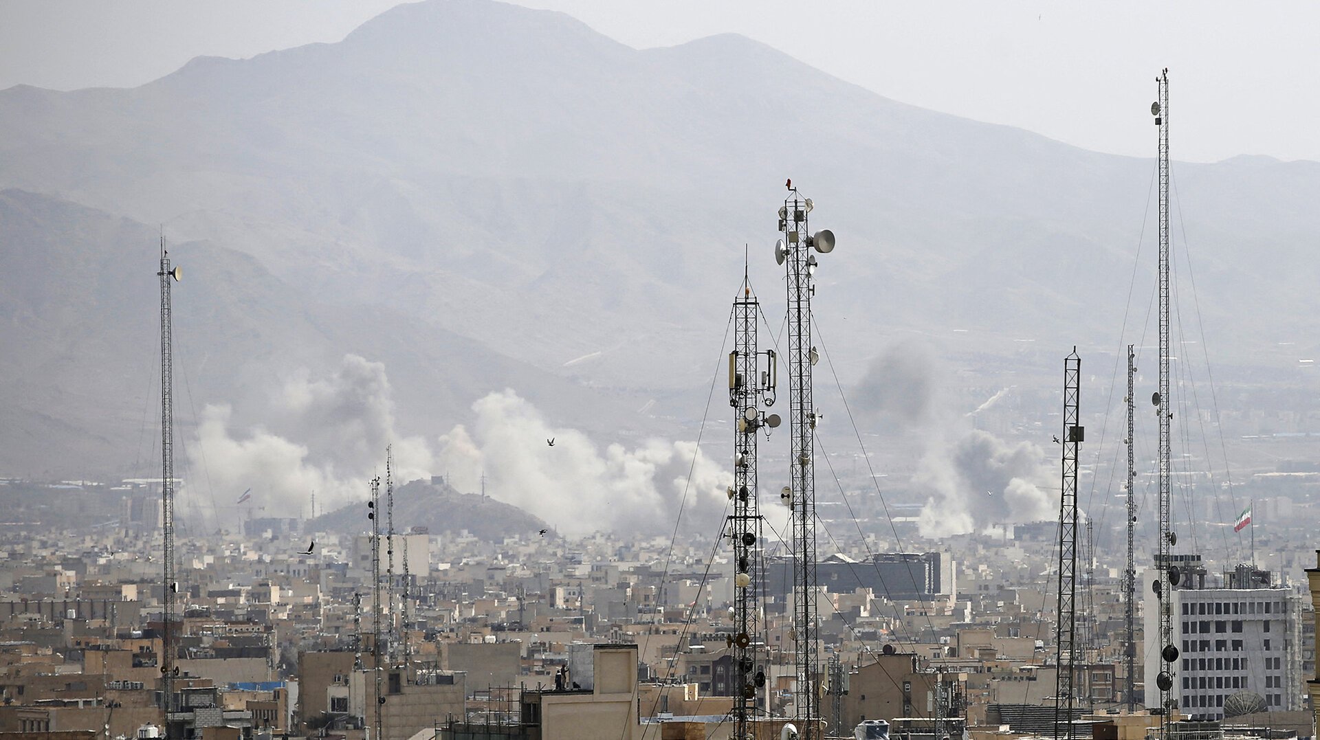 Ioana Țiriac, prin ochii războiului: „Good Energy” la Dubai, în timp ce conflictul se intensifică Dubai, Emiratele Arabe Unite – În timp ce tensiunile din Orientul Mijlociu ating cote alarmante, cu explozii și atacuri cu drone care zguduie zona Golfului, fiica miliardarului Ion Țiriac, Ioana, pare să își continue viața în luxul din Dubai, demonstrând o aparentă detașare de realitățile conflictului