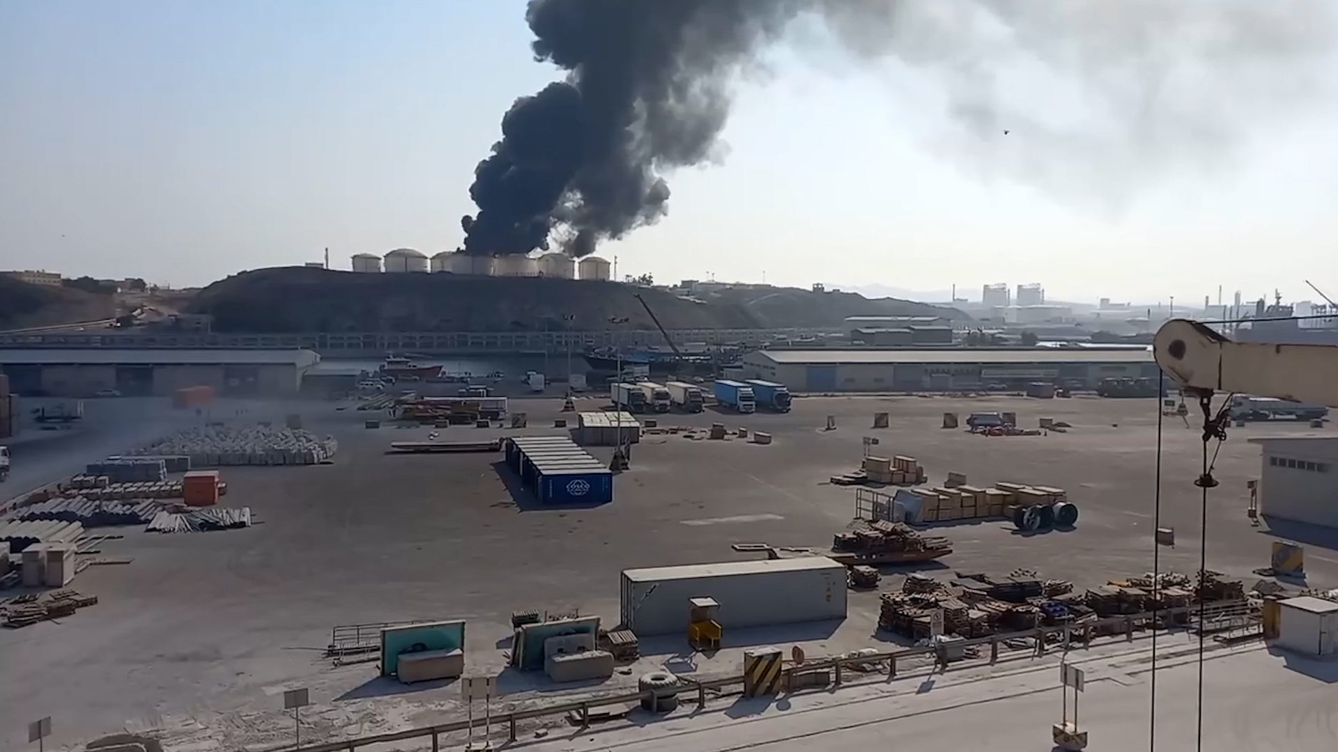 Atacuri cu drone în Oman: focuri la instalațiile petroliere, tensiuni regionale crescute Salalah, Oman – Instalațiile de stocare a petrolului din portul Salalah, Oman, au fost lovite de atacuri cu drone, au anunțat autoritățile locale