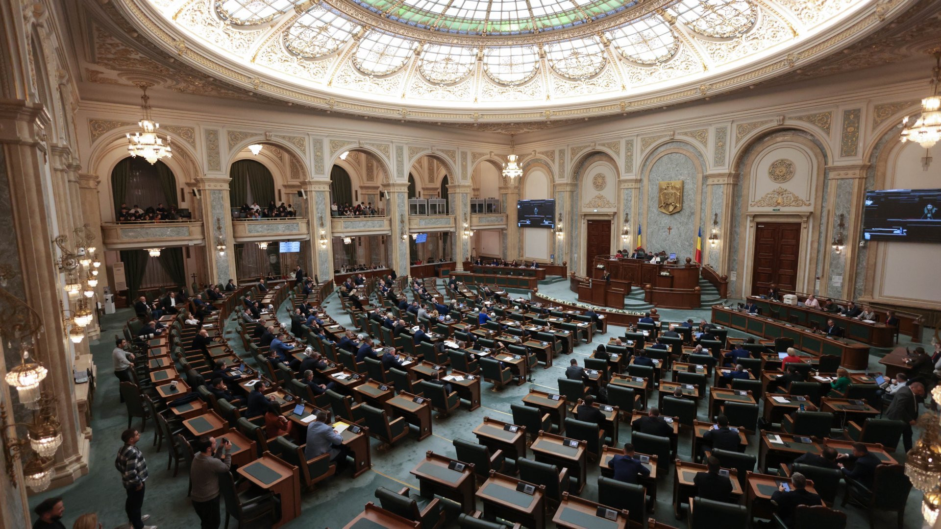 Ofițerii SIE, abilitați să investigheze infracțiuni ale colegilor: Proiect de lege votat în Senat Senatul a votat astăzi un proiect de lege controversat, care aduce modificări importante la legea Serviciului de Informații Externe (SIE)