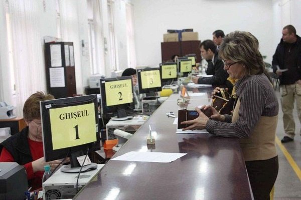 Reorganizare fără concedieri la Primăria Târgu Mureș: Primarul Zoltán Soós anunță măsuri de eficientizare Primăria Târgu Mureș se va reorganiza, dar fără a recurge la concedieri în aparatul propriu, a declarat vineri primarul Zoltán Soós