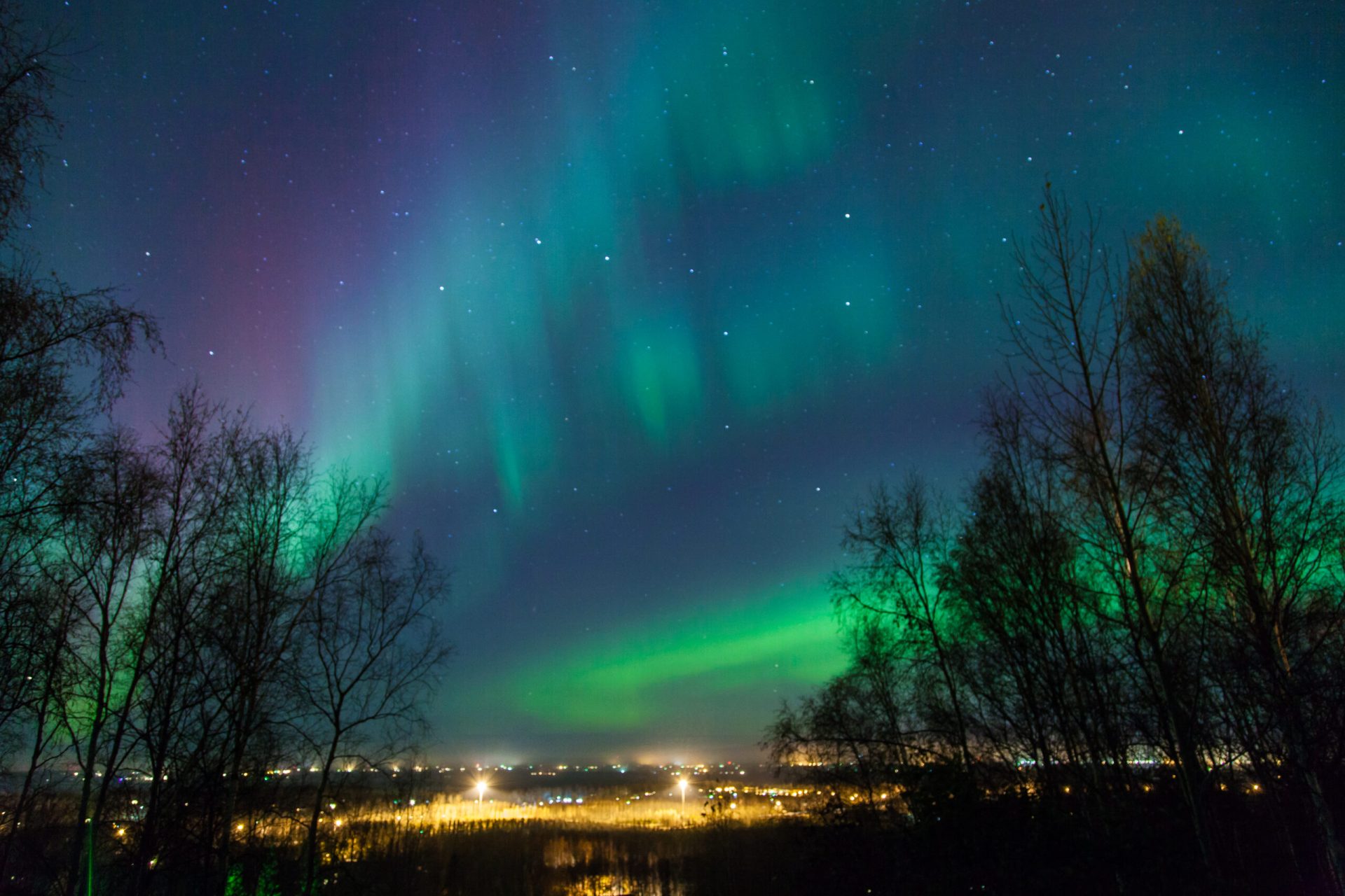 Furtuna geomagnetică lovește Europa: Ce înseamnă și ce ne așteaptă Europa se pregătește pentru o furtună geomagnetică, un fenomen care ar putea oferi un spectacol impresionant pe cer, dar și să cauzeze mici perturbări tehnologice