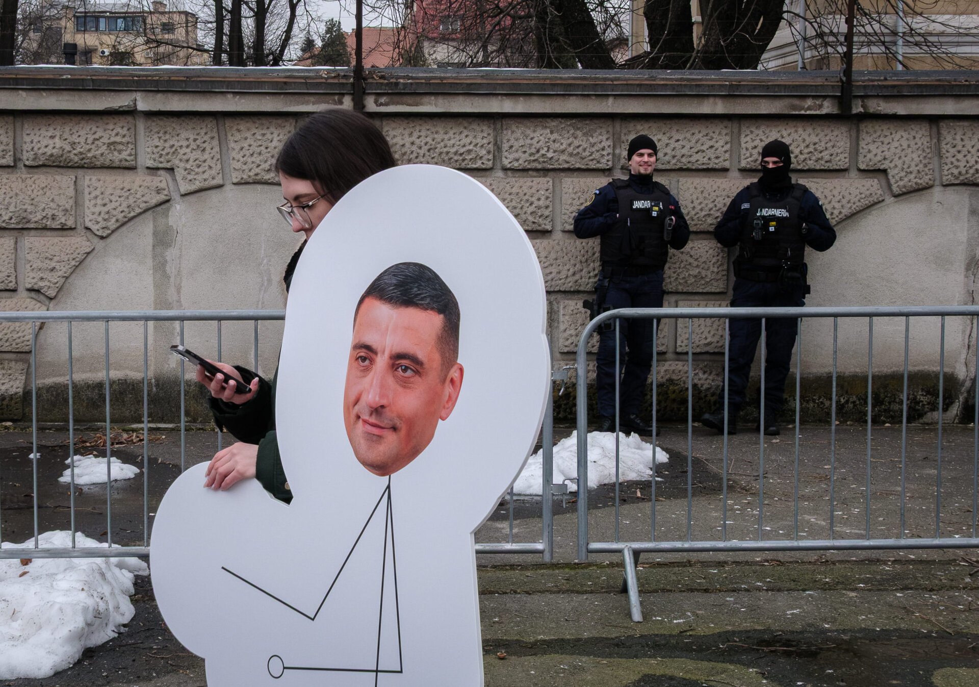 Simion, acuzat de lipsă de transparență privind votul pentru capabilitățile americane Liderul AUR, George Simion, a justificat abținerea de la votul privind dislocarea temporară a unor capabilități militare americane în România, invocând timpul insuficient pentru a studia documentele clasificate